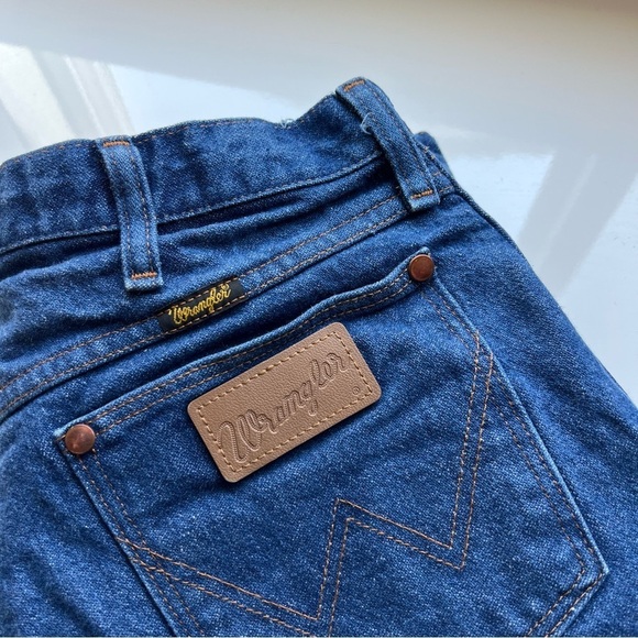 Wrangler High Waisted Raw Hem Distressed
Denim Jean Shorts- Size 10 - Picture 8 of 11